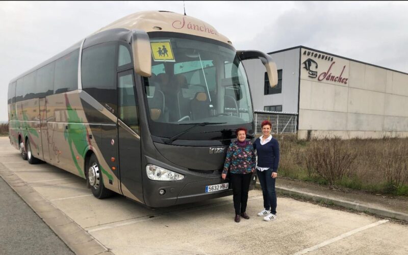 Pilar Lure con su hija delante de un autobús de Autobuses Sánchez