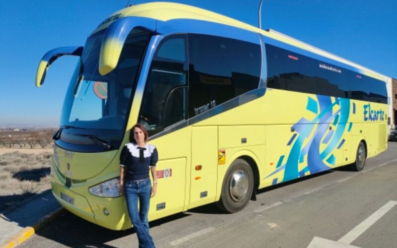 Ana Elcarte frene a un autobús de Autobuses Elcarte