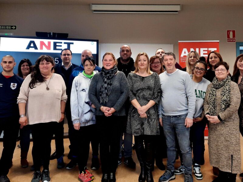 Miriam Martón con el grupo de personas que han comenzado su formación para la conducción de autobuses