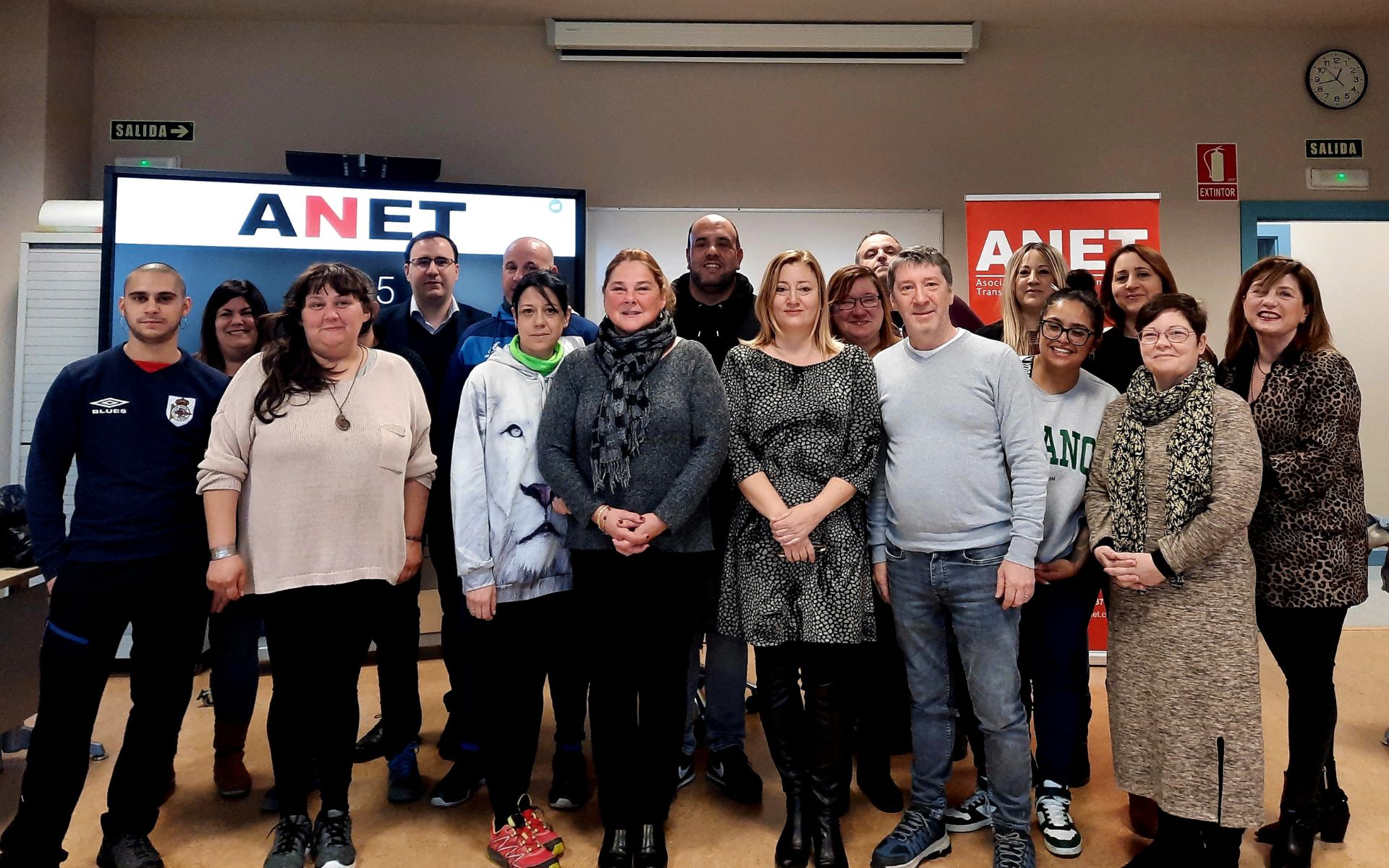 Miriam Martón con el grupo de personas que han comenzado su formación para la conducción de autobuses