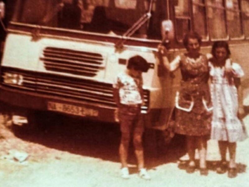 Mª José Navarro, primera conductora de autobús en Navarra, junto a sus dos hijos en Santacara