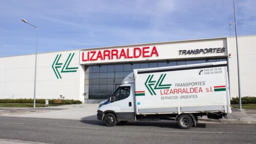 Vehículo y oficinas de Transportes Lizarraldea
