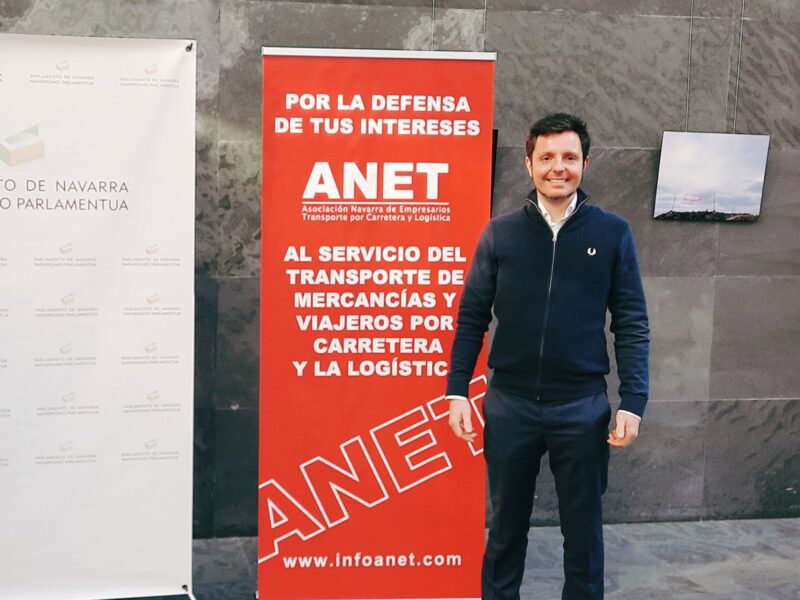 Foto de Miguel Suárez, presidente de ANET, en el Parlamento de Navarro
