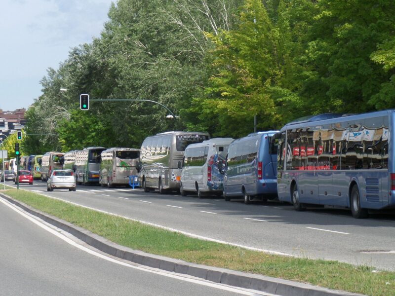 Autobuses navarros aparcados en fila cerca del Sadar.