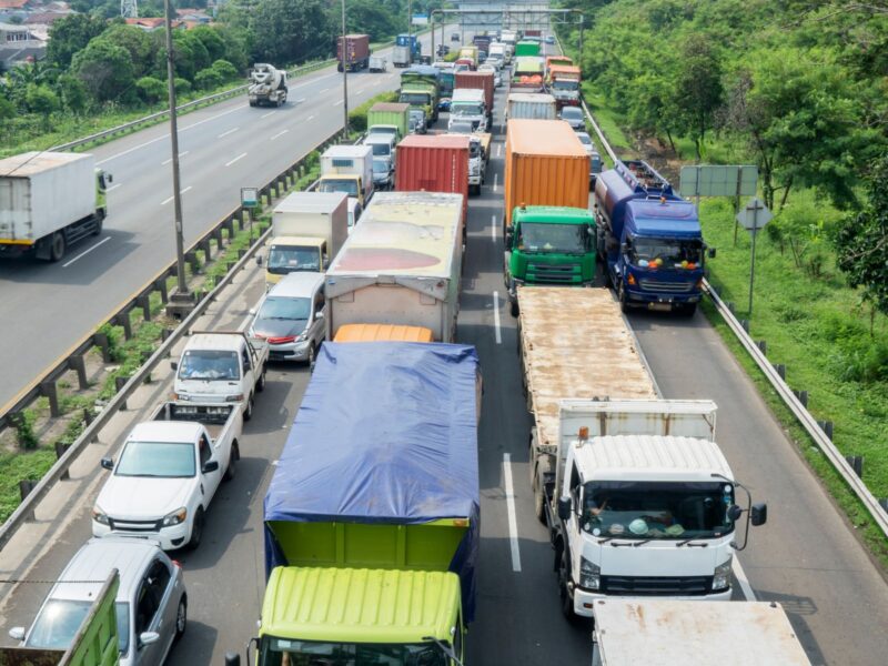 Carretera con vehículos en ambas direcciones