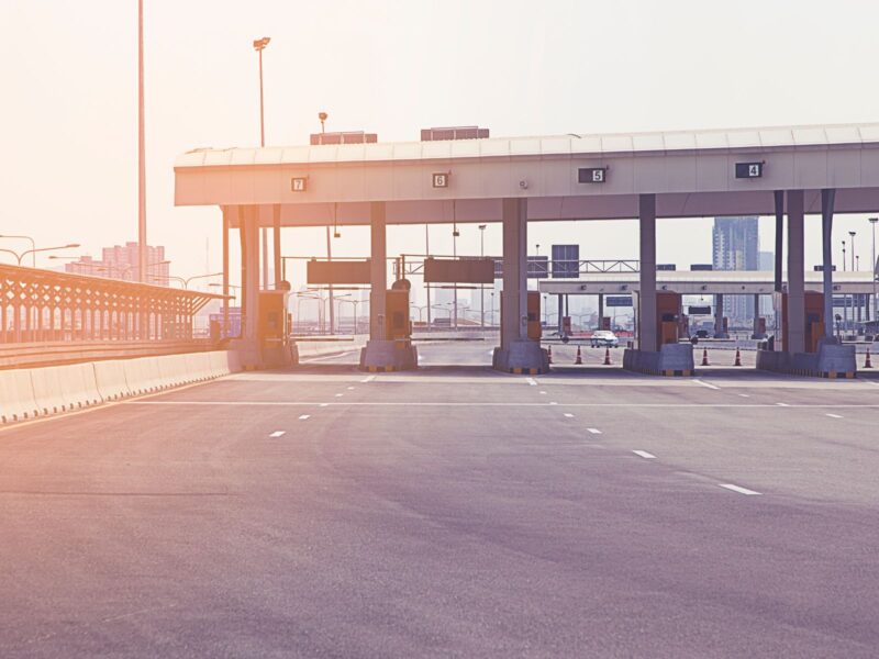 Imagen de unos peajes al atardecer