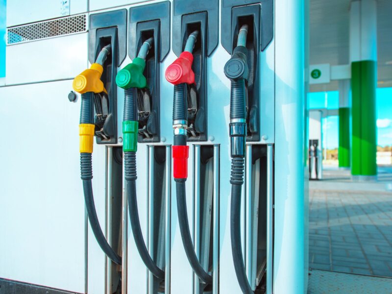 Imagen de surtidores en gasolinera