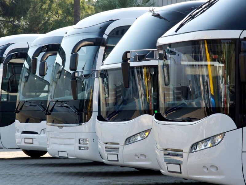 Autobuses aparcados en paralelo
