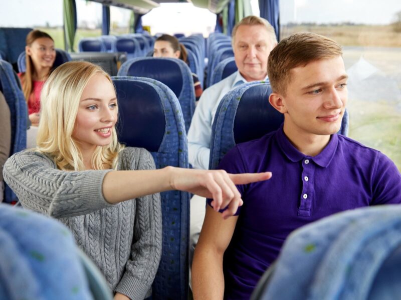 Familia de excursión en un autobús