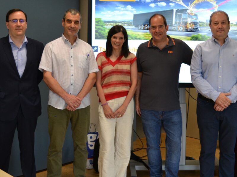 De izquierda a derecha, eI secretario general de ANET, Ignacio Orradre; el jefe de servicio de Inspección, Gestión, Ordenación de Transportes y Movilidad, Santiago Alemán; la directora general de Transportes y Movilidad Sostenible, Berta Miranda; el gerente de Garaje Martínez, Iñaki Martínez; y el director de Producto de Logística y Transporte del Grupo Igarle, Aurelio Legasa