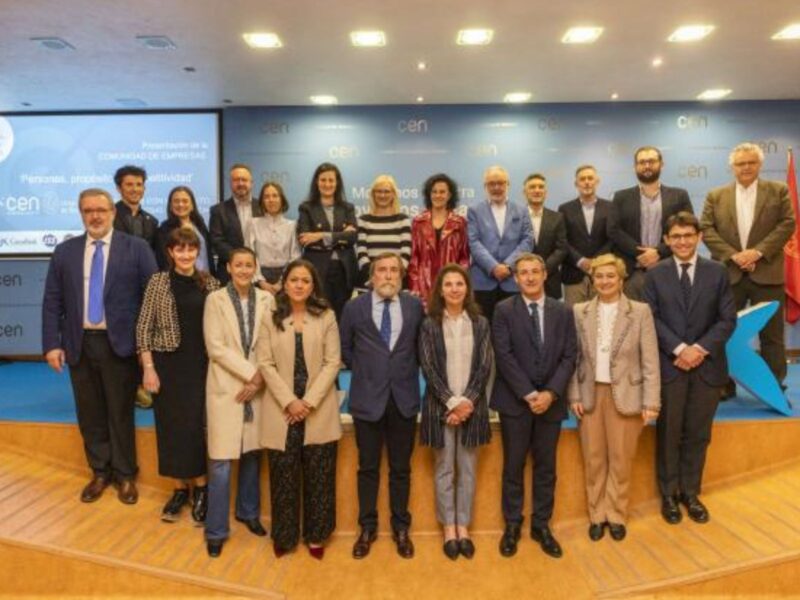 Representantes de las 27 empresas que conforman la Comunidad Personas, propósito y competitividad posaron en una foto de familia. La comunidad la forman Aguacanal, Fundación Matia, Grupo Indaux, Mercadona, Anet, Atecna, Siemens Gamesa, Ingeteam, Norgestion, Bearzun, GM Global Solutions, Isringhausen, Perfinasa, Biko2, Grupo la Información, ISS Facility Services, Sedena, Congelados de Navarra, Tanatorios Irache, Kalman, Tigloo, Connor Sport, Grupo Idea, Koxka, Focke Meler, Smurfit Kappa y Uvesco