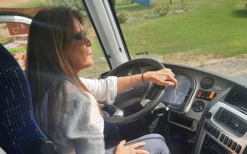 Amaya conduciendo un autobús.