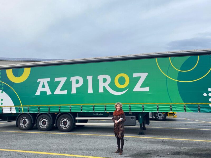 Itziar Azpiroz frente a un remolque de Transportes Azpiroz.