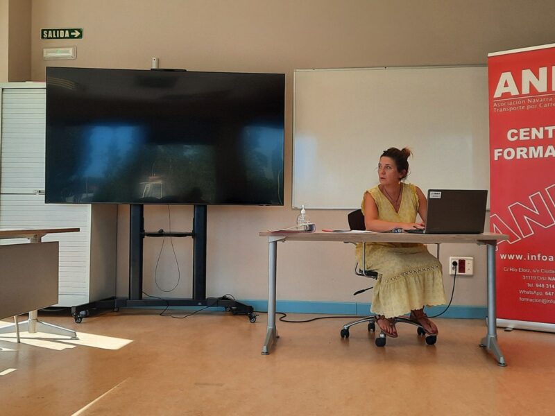 Natalia Aguirre, responsable de Formación en ANET, sentada al frente de un aula