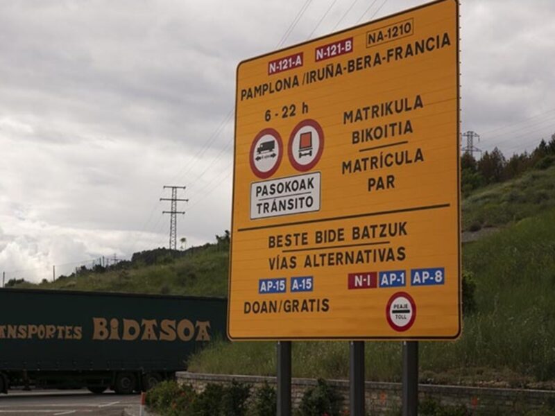 Cartel indicando peajes en Gipuzkoa. Con un camión detrás. Autoría: Camión actualidad.
